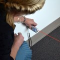Laserowy miernik odległości pozwoli Ci wyznaczyć wszystkie długości ścian i obliczyć ich powierzchnię.