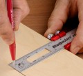 Stalowa linijka z wycięciem idealnie dopasowanym do ołówka stolarskiego