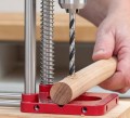 Statyw do wiercenia pionowego Woodpeckers Auto Line umożliwia bezpieczne wiercenie w materiałach o kształcie walca