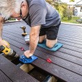 System Kreg Deck Jig KJDECKSYS20 wykorzystuje regulowane prowadnice dopasowane do różnych szerokości desek