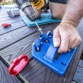 Przyrząd Kreg Deck Jig pomaga tworzyć estetyczne połączenia i precyzyjnie rozmieszczać mocowania tarasowe