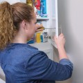 Przyrząd Kreg do wiercenia otworów pod uchwyty meblowe bez konieczności wykonywania skomplikowanych pomiarów