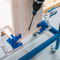 Aluminiowe szczęki i klin wewnętrzny zapewniają pewny docisk oraz utrzymanie dokładnego kąta prostego