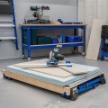 Regulowane nogi oferują sześć wysokości roboczych oraz możliwość pracy na poziomie podłogi po ich złożeniu