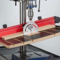Drill Press Protractor pozwala kontrolować ustawienie stołu przed rozpoczęciem wiercenia pod kątem