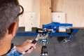 Zintegrowana powierzchnia robocza ułatwia zamocowanie materiału za pomocą ścisków