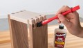 Titebond II Dark Wood Glue charakteryzuje się silną przyczepnością początkową i szybkim wiązaniem, a ciemna barwa dobrze pasuje do ciemniejszych gatunków drewna