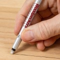 Automatyczny ołówek Woodpeckers ma korpus z podłużnie spłaszczonymi bokami oraz wymienny wkład HB i gumkę