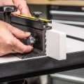 Przy zastosowaniu docisków stół frezarski Trend obsługuje materiał o grubości do 60 mm i szerokości do 130 mm